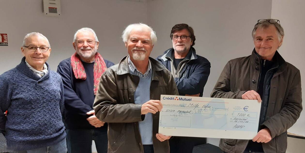 Yves Thomère a remis le chèque au président de la SNSM Thierry Caudal ( à droite) PHOTO PRESSE OCEAN